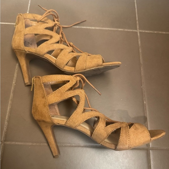 FERGALICIOUS Heartthrob Faux Suede Strappy Heel Lace Up Shoe SIZE 7.5 Brown Tan - Picture 15 of 17